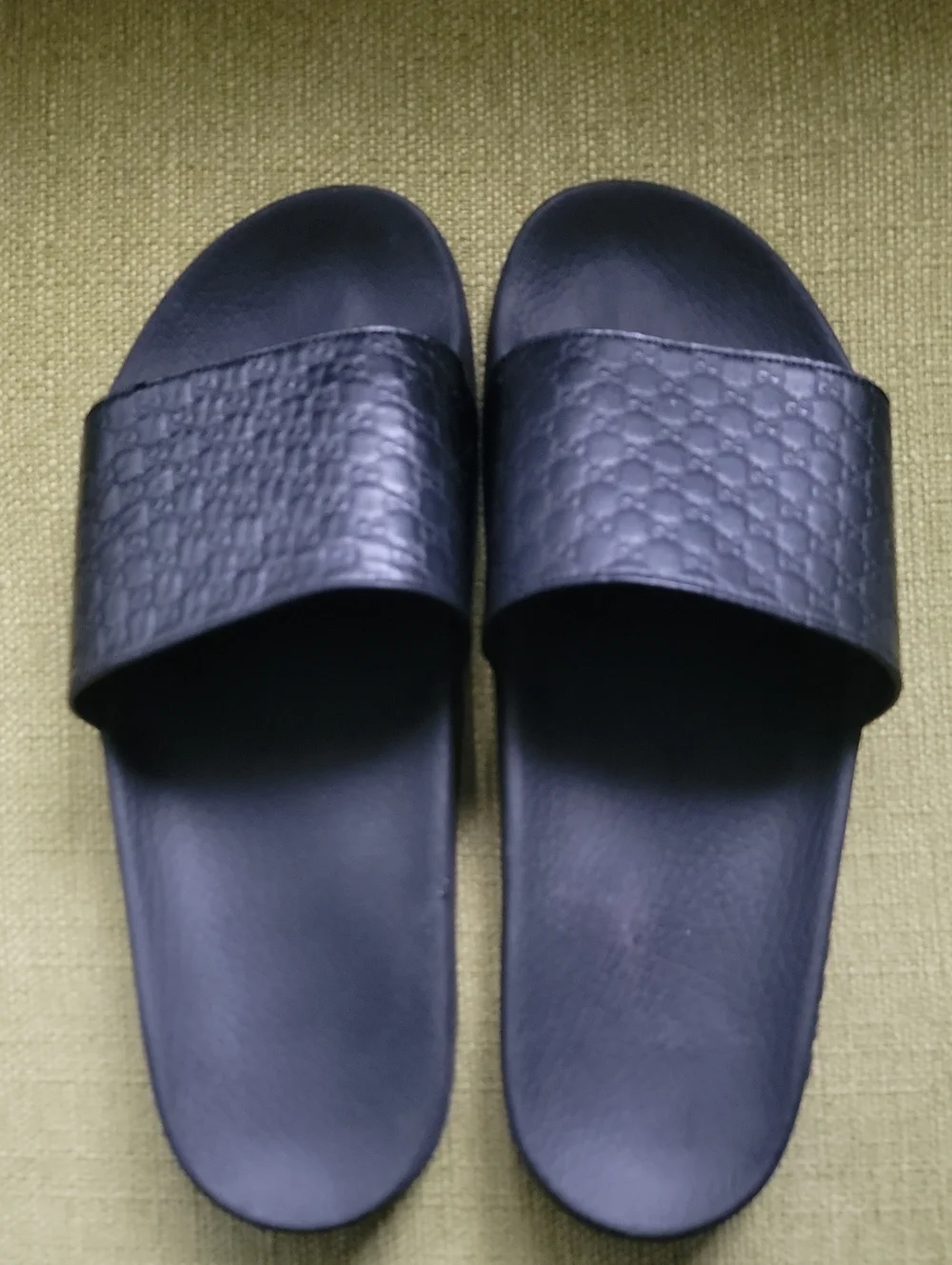 GUCCI Microguccissima Black LeatherMen's Slide Sandals with Embossed Pattern
